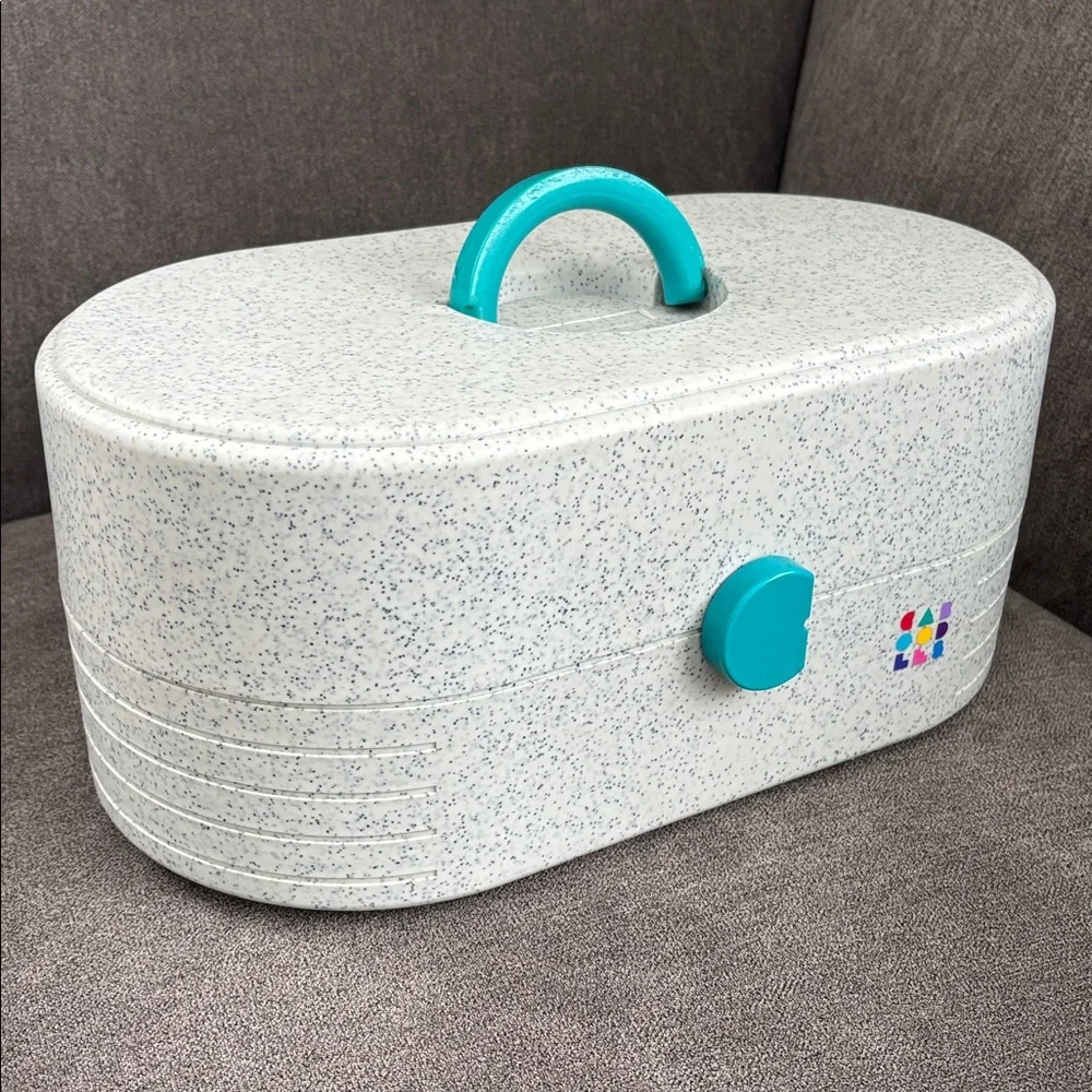 Vintage 90s large oval Caboodles makeup case